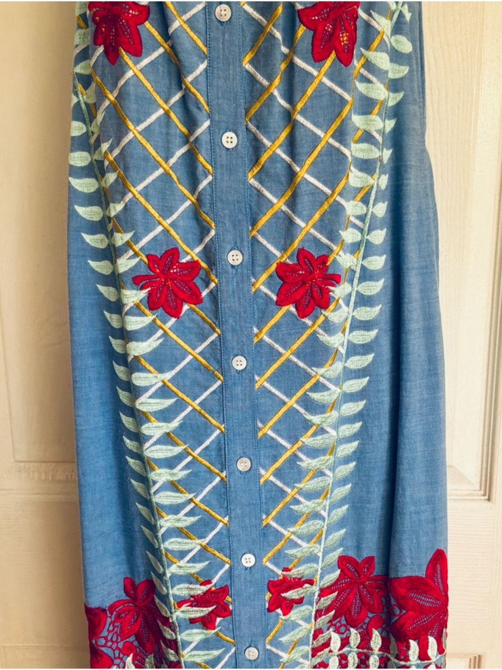 Embroidered Button-Front dress - Picture 4 of 12